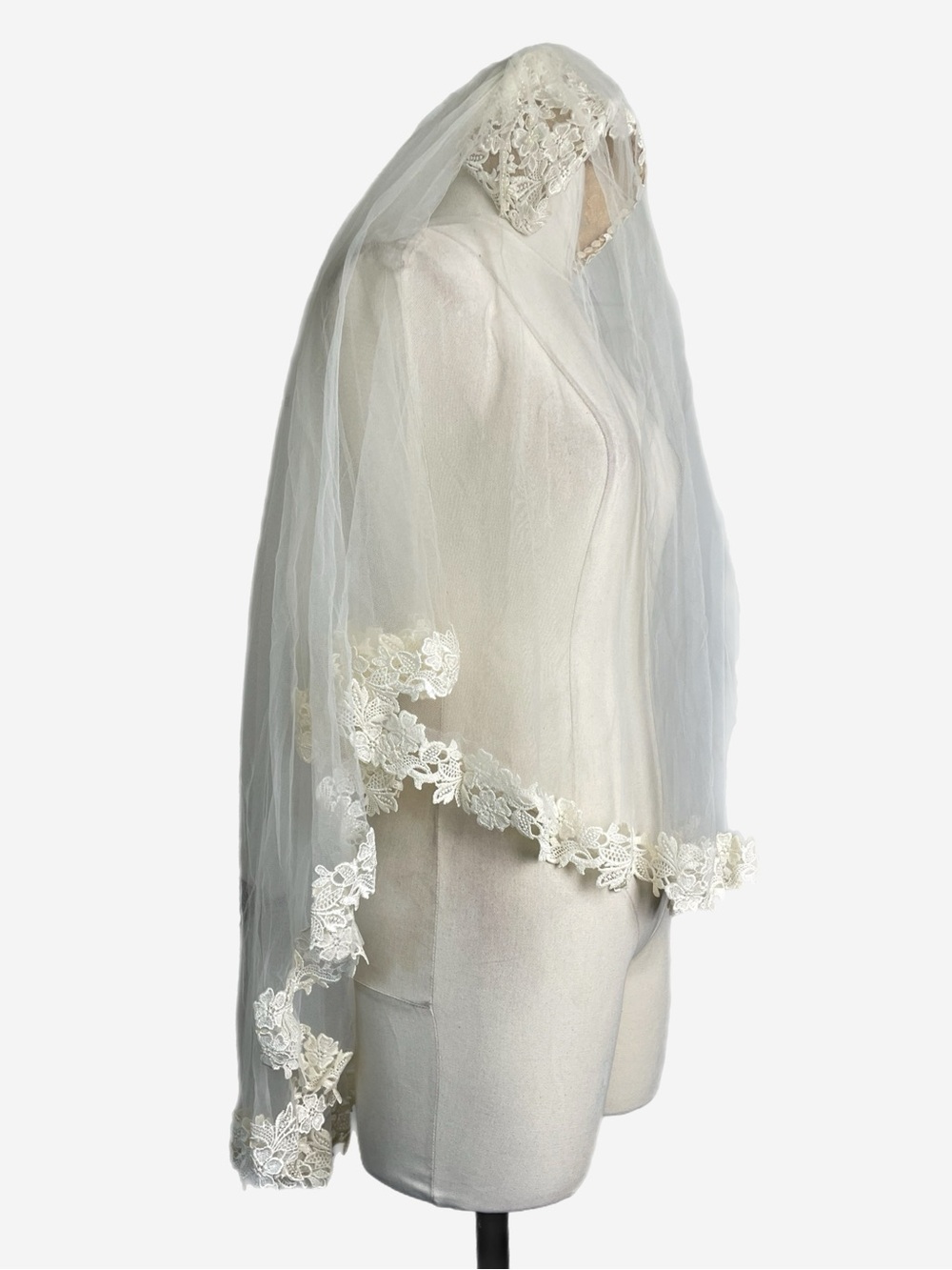 Vintage Unbranded Ivory floral embroidered pearl Juliet cap sheer wedding veil